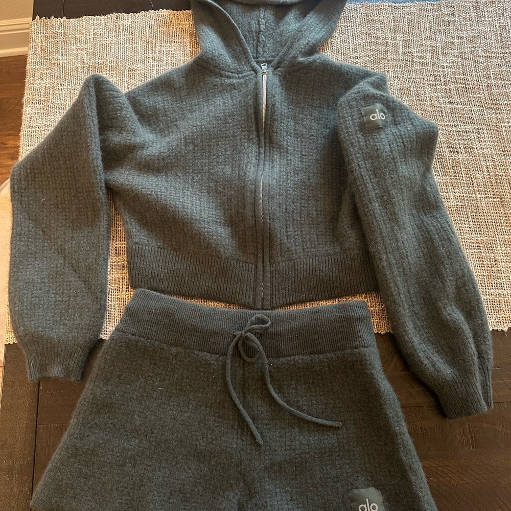 Alo Yoga Cashmere Plush Set in Dark Green